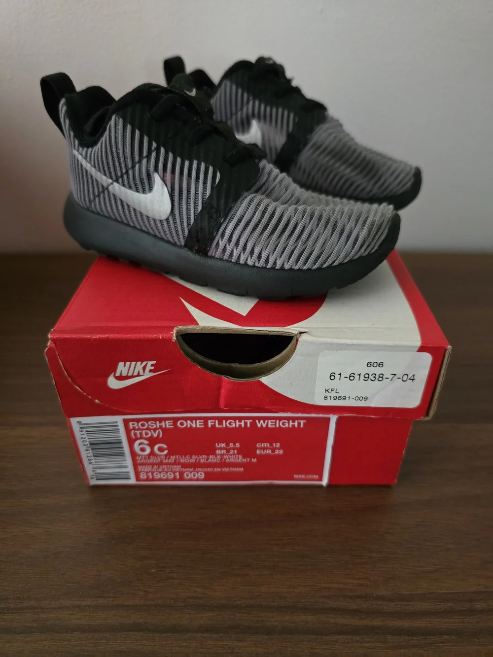 Nike Roshe One Kids Sneakers in Black and Gray